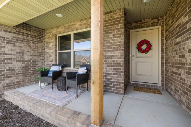1353 N Sandy Creek Circle, Nixa, MO 65714