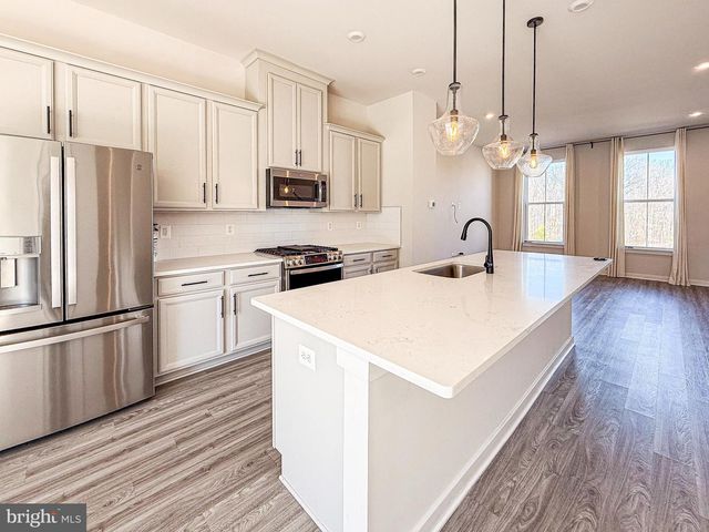 17914 WOODS OVERLOOK DR, Dumfries, VA 22026