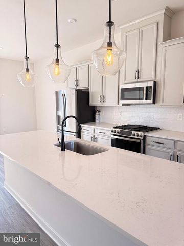 17914 WOODS OVERLOOK DR, Dumfries, VA 22026