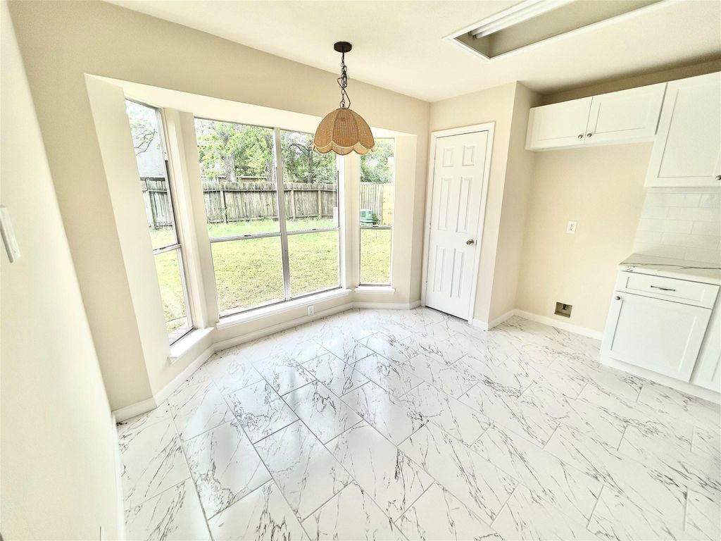 Image 8 of property listing at 16319 Chimneystone Drive, Houston, TX 77095