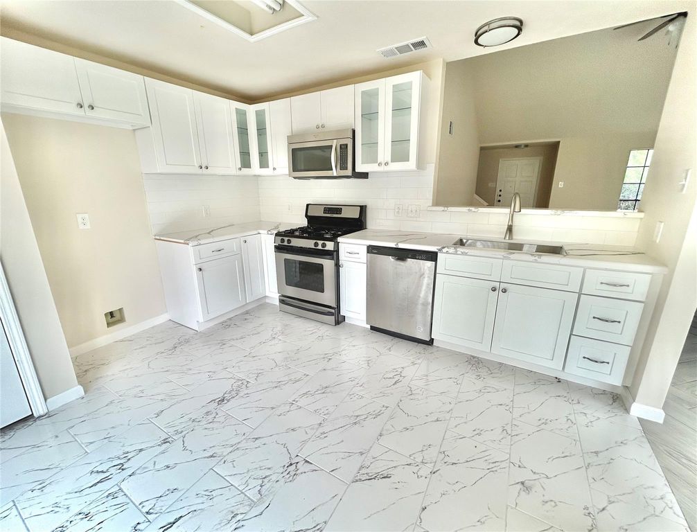 Image 9 of property listing at 16319 Chimneystone Drive, Houston, TX 77095