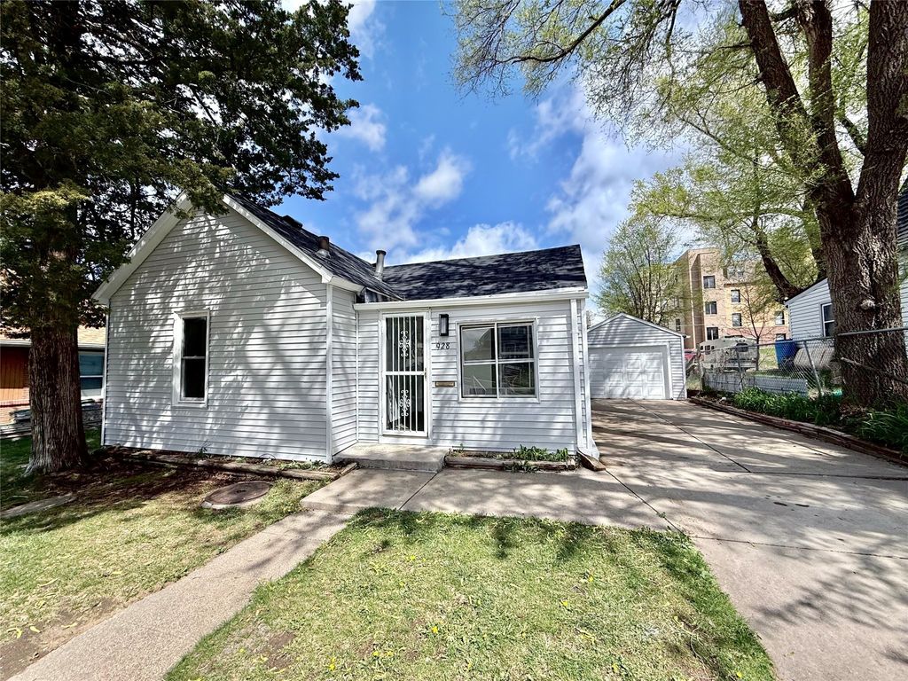 928 Morton Avenue, Des Moines, IA 50316