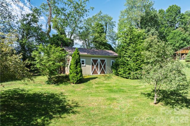 17 Squires Lane, Candler, NC 28715