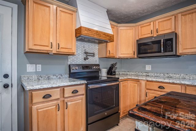 17 Squires Lane, Candler, NC 28715