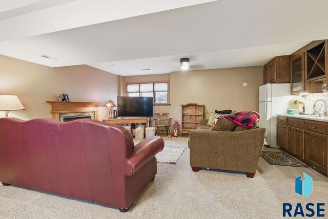 3518 S Matthew Dr Drive, Sioux Falls, SD 57103