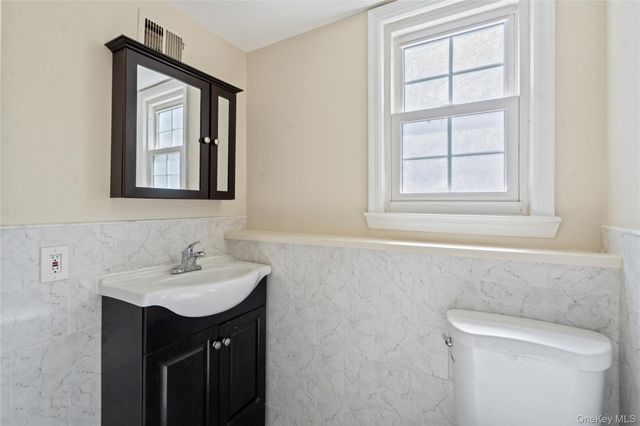 445 S Wellwood Avenue, Lindenhurst, NY 11757