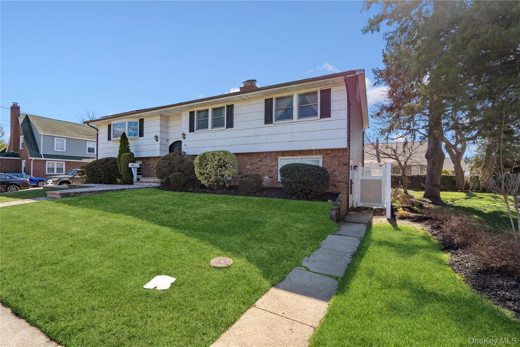 445 S Wellwood Avenue, Lindenhurst, NY 11757