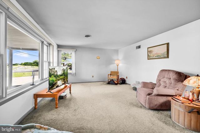 627 PINE HILL RD, Lititz, PA 17543