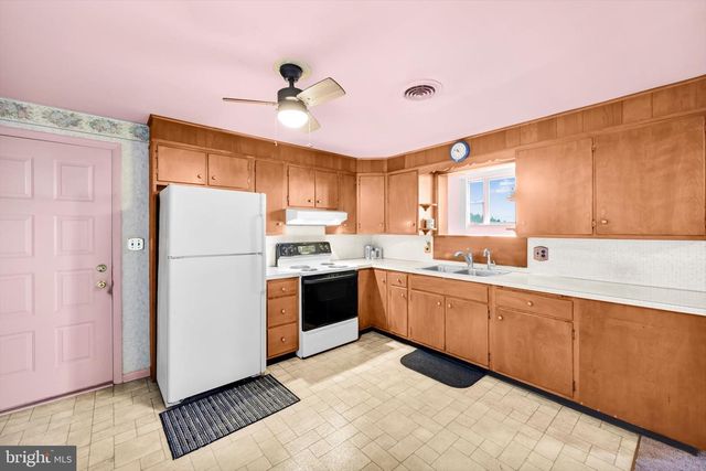 627 PINE HILL RD, Lititz, PA 17543