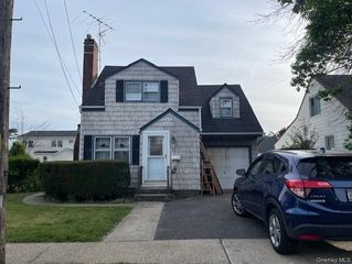 17 Pierce Street, Hicksville, NY 11801
