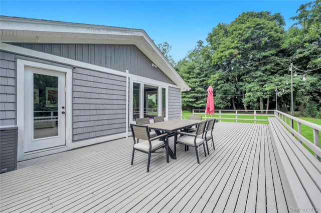 125 Hicks Lane, Great Neck, NY 11024