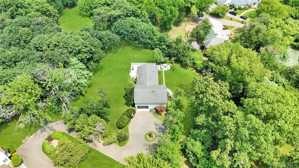125 Hicks Lane, Great Neck, NY 11024 — photo 2