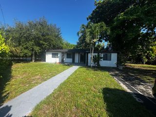 930 NE 163rd St, North Miami Beach, FL 33162