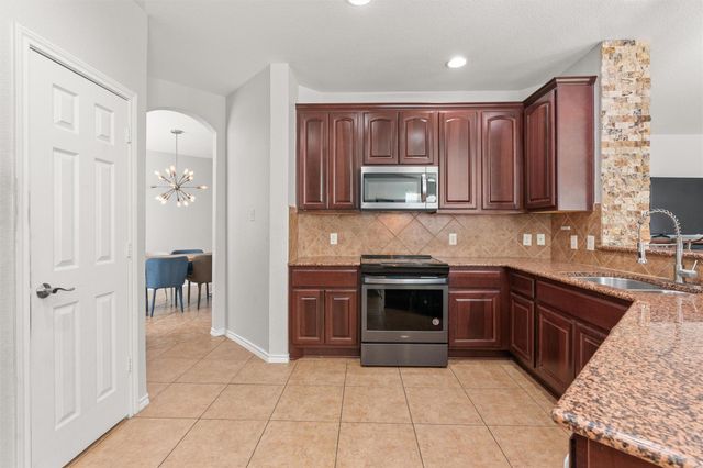 400 Red Hawk DR, Leander, TX 78641