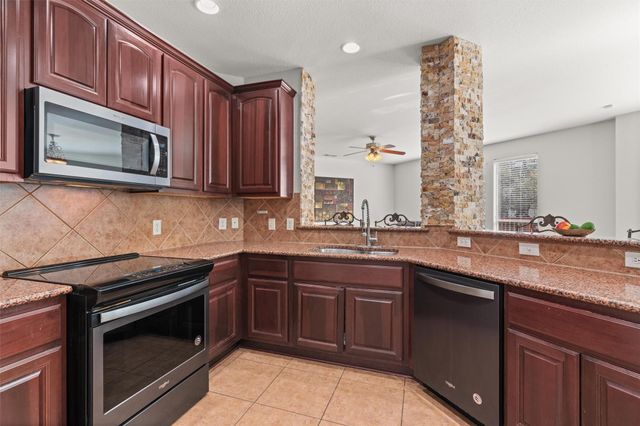 400 Red Hawk DR, Leander, TX 78641