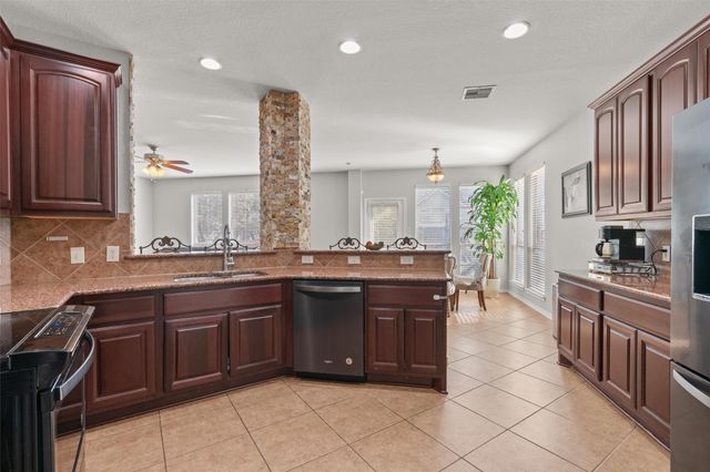 400 Red Hawk DR, Leander, TX 78641