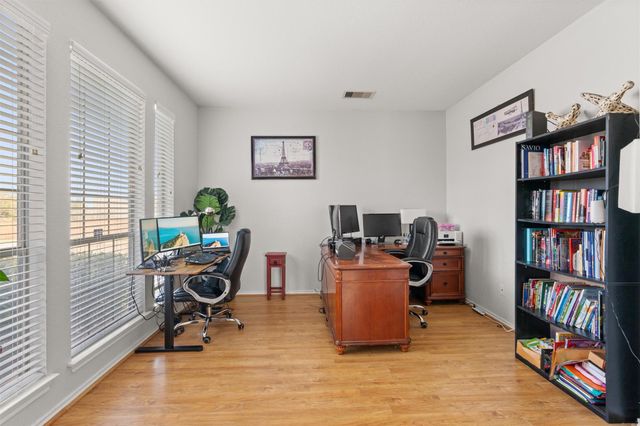 400 Red Hawk DR, Leander, TX 78641