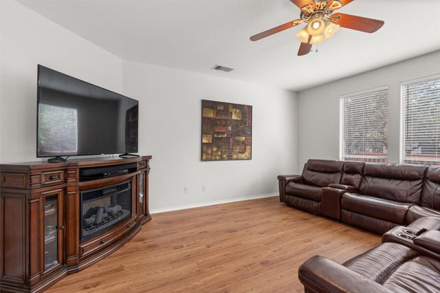 400 Red Hawk DR, Leander, TX 78641