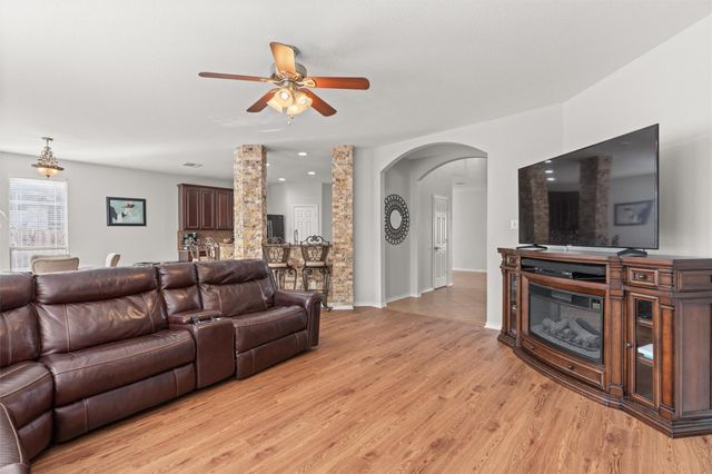 400 Red Hawk DR, Leander, TX 78641