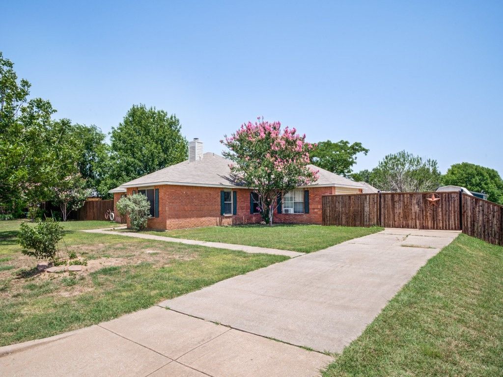 1036 Summit Drive, Justin, TX 76247 — photo 2