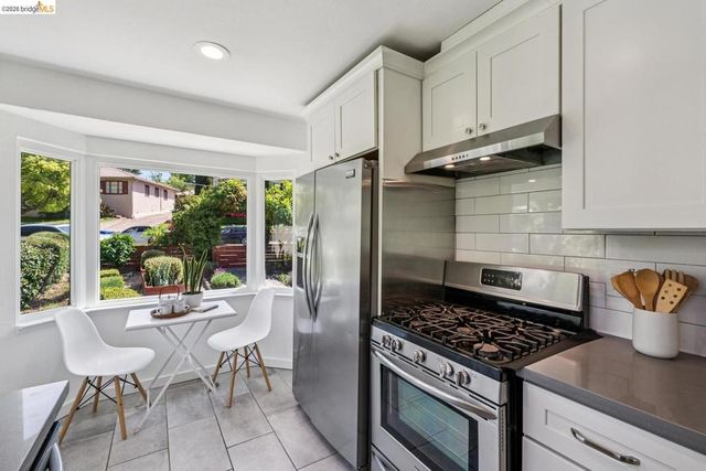 7406 Circle Hill DR, Oakland, CA 94605