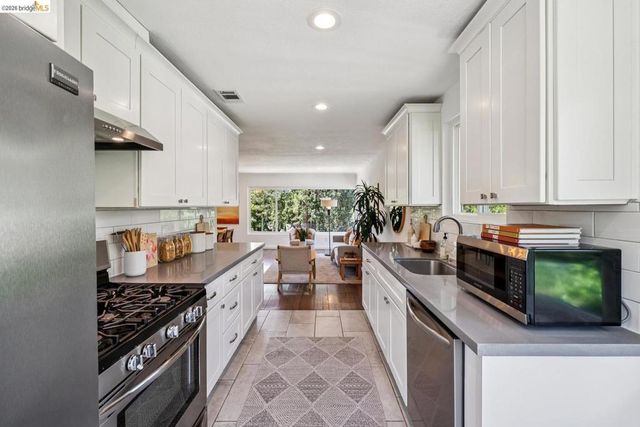 7406 Circle Hill DR, Oakland, CA 94605