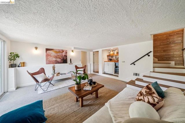 7406 Circle Hill DR, Oakland, CA 94605