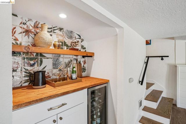 7406 Circle Hill DR, Oakland, CA 94605