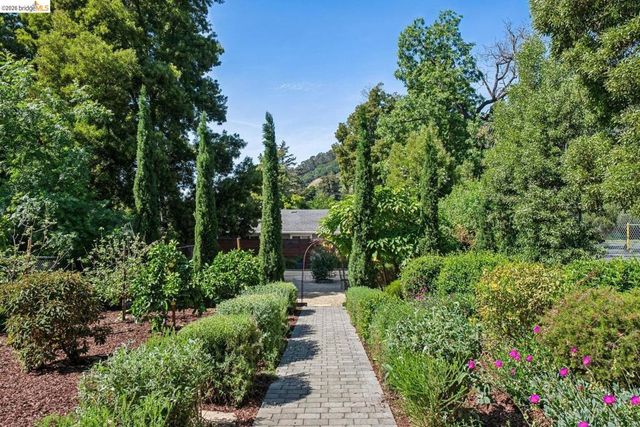 7406 Circle Hill DR, Oakland, CA 94605