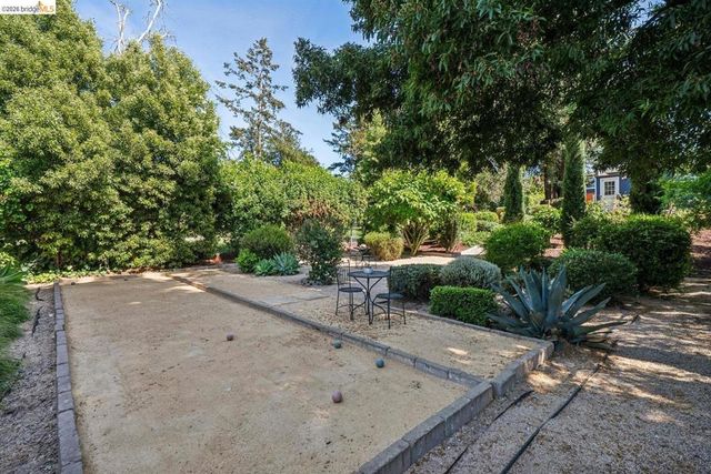 7406 Circle Hill DR, Oakland, CA 94605