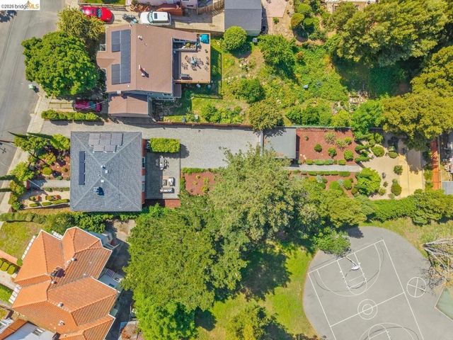 7406 Circle Hill DR, Oakland, CA 94605