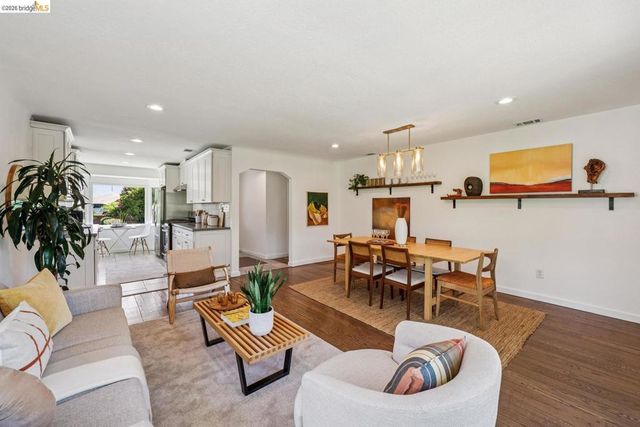 7406 Circle Hill DR, Oakland, CA 94605