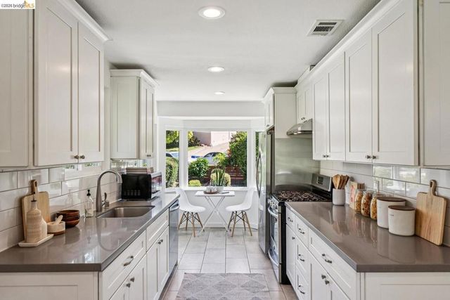 7406 Circle Hill DR, Oakland, CA 94605