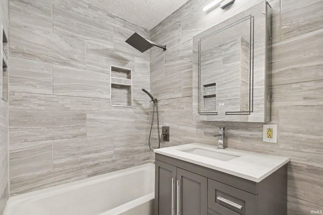 52776 Shellbark Avenue, South Bend, IN 46628