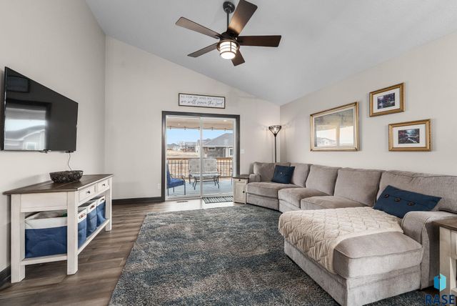 1109 N Willow Creek Ave Avenue, Sioux Falls, SD 57110