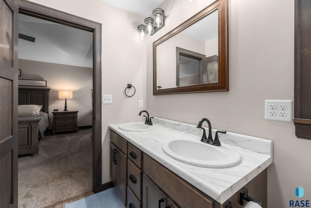 1109 N Willow Creek Ave Avenue, Sioux Falls, SD 57110