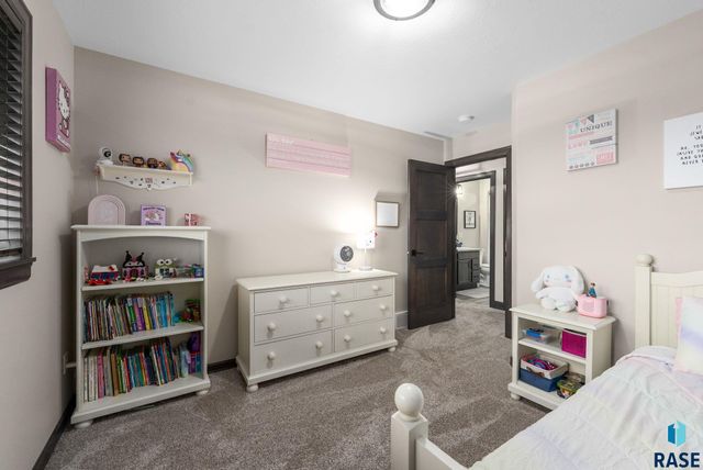 1109 N Willow Creek Ave Avenue, Sioux Falls, SD 57110