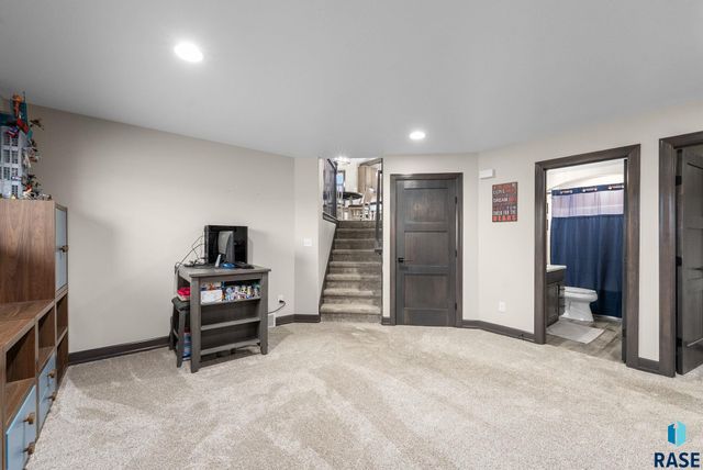 1109 N Willow Creek Ave Avenue, Sioux Falls, SD 57110