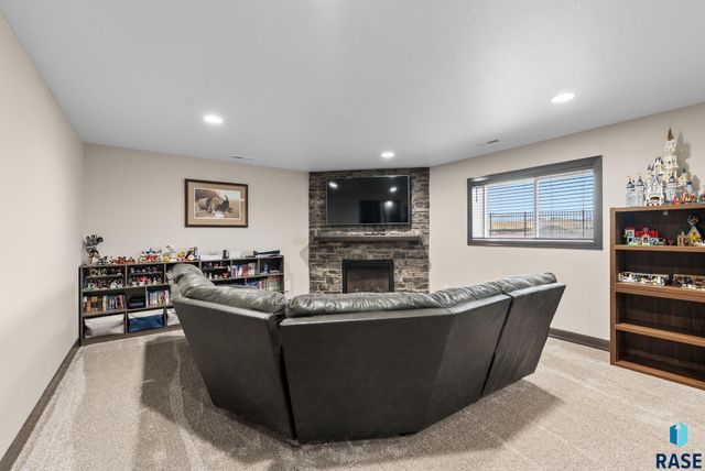 1109 N Willow Creek Ave Avenue, Sioux Falls, SD 57110