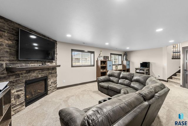 1109 N Willow Creek Ave Avenue, Sioux Falls, SD 57110