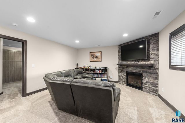 1109 N Willow Creek Ave Avenue, Sioux Falls, SD 57110