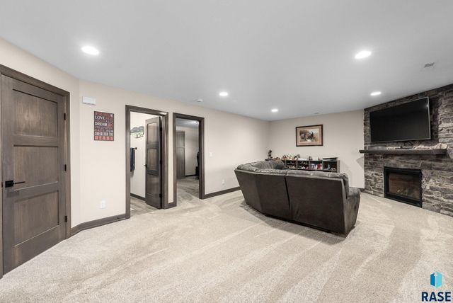 1109 N Willow Creek Ave Avenue, Sioux Falls, SD 57110