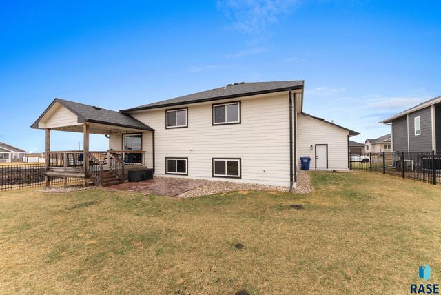 1109 N Willow Creek Ave Avenue, Sioux Falls, SD 57110