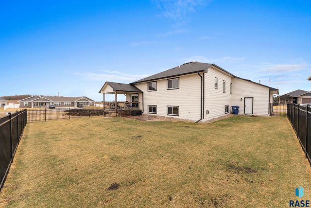 1109 N Willow Creek Ave Avenue, Sioux Falls, SD 57110