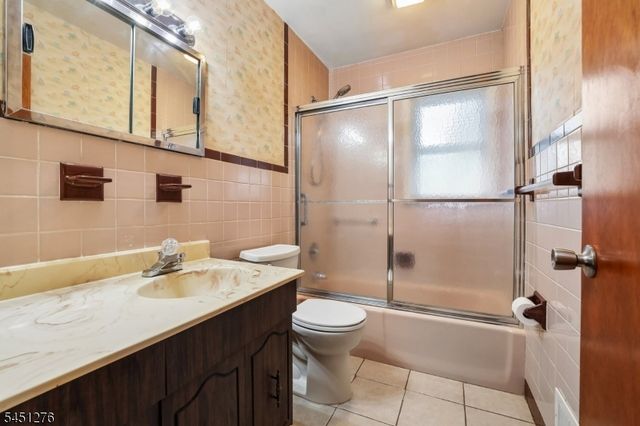 161 Chamberlain Rd, Jefferson Twp., NJ 07438