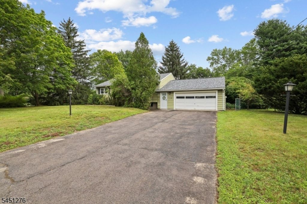 161 Chamberlain Rd, Jefferson Twp., NJ 07438
