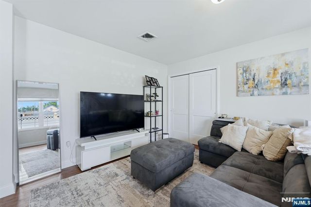 7 Grant Street, Elmwood Park, NJ 07407