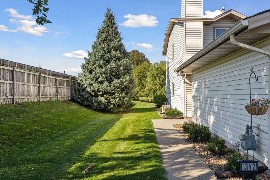 1342 67th Lane N, Brooklyn Center, MN 55430