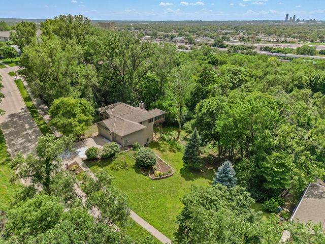 715 PARKWILD Drive, Council Bluffs, IA 51503
