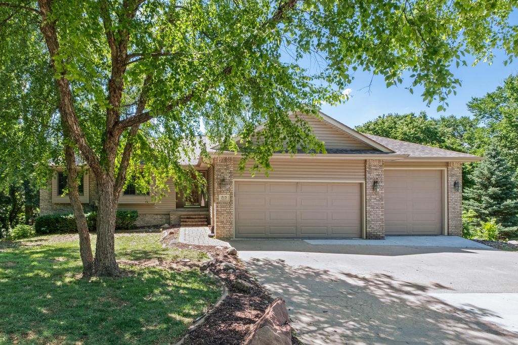 715 PARKWILD Drive, Council Bluffs, IA 51503